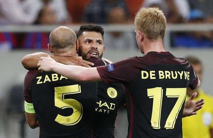 Football Soccer - Steaua Bucharest v Manchester City - UEFA Champions League Qualifying Play-Off First Leg - National Arena, Bucharest, Romania - 16/8/16 Manchester City&#039;s Sergio Aguero celebrates scoring their second goal with Pablo Zabaleta and Kevin De Bruyne. Action Images via Reuters / John Sibley