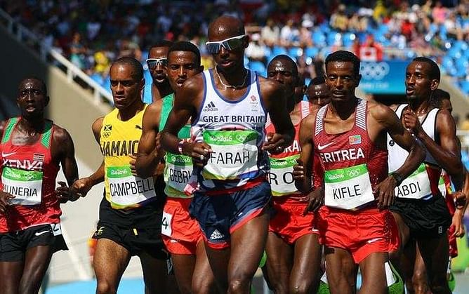 Farah survives scare to reach 5,000m final