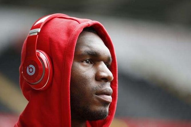 Liverpool agree to sell Benteke to Palace - BBC