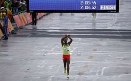 Ethiopia's Lilesa makes protest gesture at marathon finish