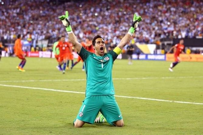 Man City sign goalkeeper Bravo from Barcelona