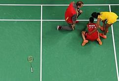 PV Sindhu shows her respect for the game by picking up Carolina Marin's racquet after Rio 2016 final