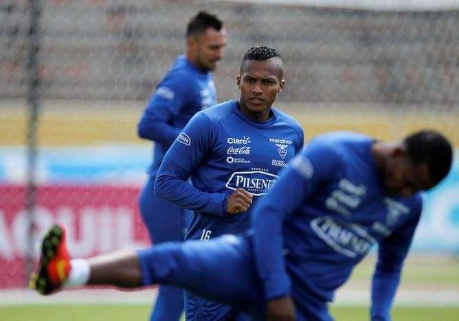 Man United's Valencia to make late dash for derby