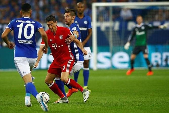 Lewandowski steers Bayern to 2-0 win at Schalke