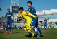 GETAFE, SPAIN - NOVEMBER 29: Matias Nahuel (L) of Villarreal CF competes for the ball with Roberto Lago (R) of Getafe CF during the La Liga match between Getafe CF and Villareal CF at Coliseum Alfonso Perez on November 29, 2015 in Getafe, Spain. (Photo by Gonzalo Arroyo Moreno/Getty Images)