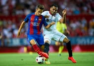 SEVILLE, SPAIN - AUGUST 14: Denis Suarez of FC Barcelona (L) is challenged by Gabriel Mercado of Sevilla FC (R) during the match between Sevilla FC vs FC Barcelona as part of the Spanish Super Cup Final 1st Leg at Estadio Ramon Sanchez Pizjuan on August 14, 2016 in Seville, Spain. (Photo by Aitor Alcalde/Getty Images)