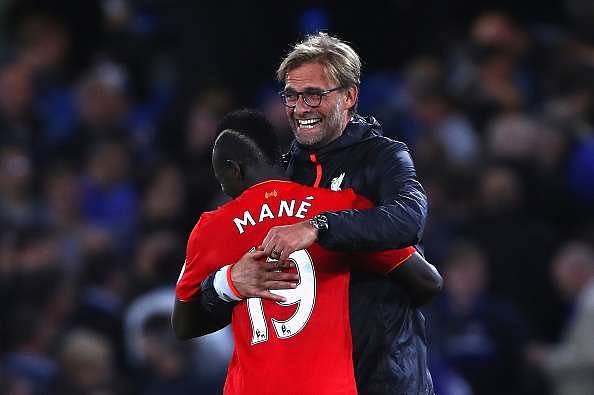 LONDON, ENGLAND - SEPTEMBER 16: Sadio Mane of Liverpool and Jurgen Klopp, Manager of Liverpool celbrate victory in  the Premier League match between Chelsea and Liverpool at Stamford Bridge on September 16, 2016 in London, England.  (Photo by Clive Rose/Getty Images)
