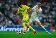 MADRID, SPAIN - SEPTEMBER 21: Toni Kroosn (R) of Real Madrid CF competes for the ball with Manuel Trigueros (L) of Villarreal CF during the La Liga match between Real Madrid CF and Villarreal CF at Santiago Bernabeu stadium on September 21, 2016 in Madrid, Spain. (Photo by Gonzalo Arroyo Moreno/Getty Images)