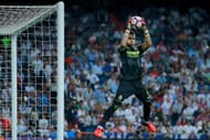 MADRID, SPAIN - SEPTEMBER 21: Goalkeeper Sergio Asenjo of Villarreal CF stops the ball during the La Liga match between Real Madrid CF and Villarreal CF at Santiago Bernabeu stadium on September 21, 2016 in Madrid, Spain. (Photo by Gonzalo Arroyo Moreno/Getty Images)