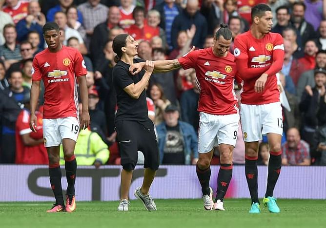 EPL 2016/17: Zlatan Ibrahimovic confronted by lookalike pitch invader