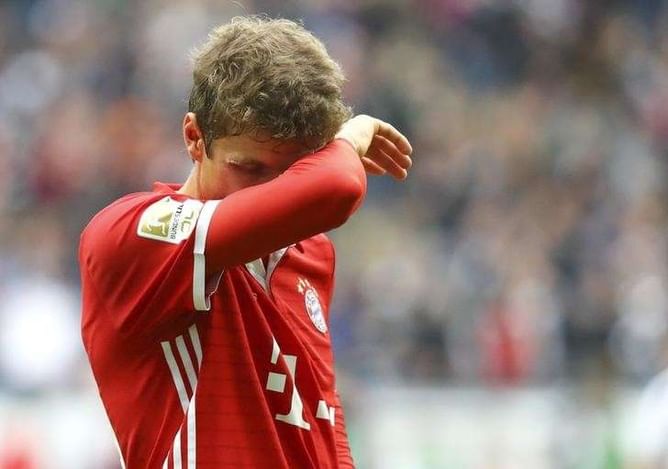 Bayern held at 10-man Frankfurt, Gladbach miss two penalties
