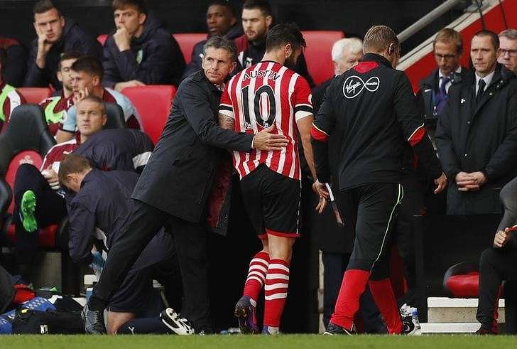 Britain Football Soccer - Southampton v Burnley - Premier League - St Mary&#039;s Stadium - 16/10/16 Southampton manager Claude Puel as Charlie Austin is substituted Action Images via Reuters / John Sibley Livepic