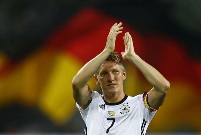 Schweinsteiger returns to training with Man United first team