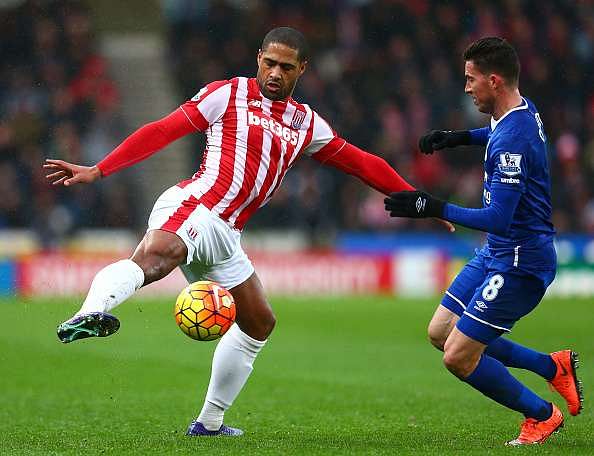 STOKE ON TRENT, ENGLAND - FEBRUARY 06: Glen Johnson of Stoke City and Bryan Oviedo of Everton compete for the ball during the Barclays Premier League match between Stoke City and Everton at Britannia Stadium on February 6, 2016 in Stoke on Trentl, England.  (Photo by Clive Mason/Getty Images)