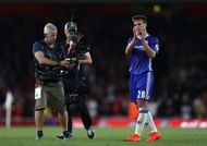 LONDON, ENGLAND - SEPTEMBER 24: Cesar Azpilicueta of Chelsea claps the fans after the final whistle during the Premier League match between Arsenal and Chelsea at the Emirates Stadium on September 24, 2016 in London, England. (Photo by Paul Gilham/Getty Images)