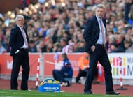 STOKE ON TRENT, ENGLAND - OCTOBER 15: David Moyes, Manager of Sunderland (R) looks on during the Premier League match between Stoke City and Sunderland at Bet365 Stadium on October 15, 2016 in Stoke on Trent, England. (Photo by Stu Forster/Getty Images)