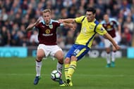 BURNLEY, ENGLAND - OCTOBER 22: Scott Arfield of Burnley in action with Gareth Barry of Everton during the Barclays Premier League match between Burnley and Everton on October 22, 2016 in Burnley, England. (Photo by Chris Brunskill/Getty Images)