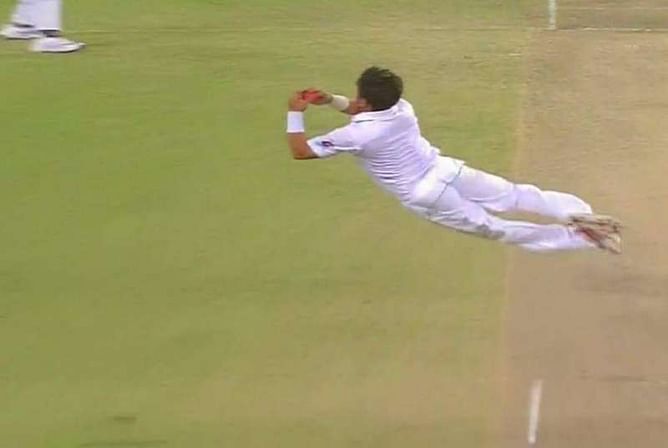 SK Play of the Day: Watch Yasir Shah's flying catch to dismiss Darren Bravo in Dubai