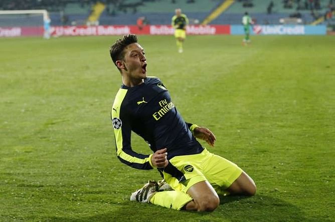 Arsenal earn comeback win to reach knockout round