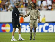 PHILADELPHIA, PA - AUGUST 3: Sir Alex Ferguson of Manchester Utd shakes hands with Ronaldinho of Barcelona as they walk off at half time during the Champions World Series game between Manchester United and Barcalona on August 3, 2003, at Lincoln Financial Fields in Philadelphia, Pennsylvania. (Photo by Laurence Griffiths/Getty Images)
