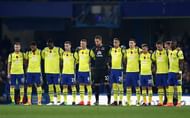 LONDON, ENGLAND - NOVEMBER 05: The Everton team take part in a minutes silence in honour of Remembrance Day during the Premier League match between Chelsea and Everton at Stamford Bridge on November 5, 2016 in London, England. (Photo by Julian Finney/Getty Images)