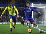 LONDON, ENGLAND - NOVEMBER 05: Eden Hazard of Chelsea (R) is put under pressure from Ramiro Funes Mori of Everton (L) during the Premier League match between Chelsea and Everton at Stamford Bridge on November 5, 2016 in London, England. (Photo by Clive Rose/Getty Images)