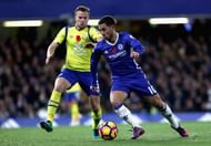 LONDON, ENGLAND - NOVEMBER 05: Tom Cleverley of Everton (L) puts pressure on Eden Hazard of Chelsea (R) during the Premier League match between Chelsea and Everton at Stamford Bridge on November 5, 2016 in London, England. (Photo by Julian Finney/Getty Images)