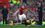 MANCHESTER, ENGLAND - NOVEMBER 19: Phil Jones of Manchester United (L) takes the ball past Aaron Ramsey of Arsenal (R) during the Premier League match between Manchester United and Arsenal at Old Trafford on November 19, 2016 in Manchester, England. (Photo by Shaun Botterill/Getty Images)