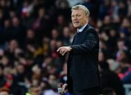 SUNDERLAND, ENGLAND - NOVEMBER 19: Sunderland manager David Moyes gestures from the side line during the Premier League match between Sunderland and Hull City at Stadium of Light on November 19, 2016 in Sunderland, England. (Photo by Mark Runnacles/Getty Images)