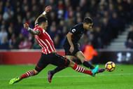 SOUTHAMPTON, ENGLAND - NOVEMBER 19: Jose Fonte of Southampton (L) stretches to block Philippe Coutinho of Liverpool (R) shot during the Premier League match between Southampton and Liverpool at St Mary's Stadium on November 19, 2016 in Southampton, England. (Photo by Clive Rose/Getty Images)