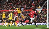 MANCHESTER, ENGLAND - NOVEMBER 19: Olivier Giroud of Arsenal (C) scores his sides first goal during the Premier League match between Manchester United and Arsenal at Old Trafford on November 19, 2016 in Manchester, England. (Photo by Michael Regan/Getty Images)