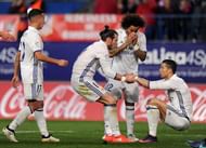 MADRID, SPAIN - NOVEMBER 19: Cristiano Ronaldo of Real Madrid CF is helped up by teammate Gareth Bale after being awarded a penalty kick during the La Liga match between Club Atletico de Madrid and Real Madrid CF at Vicente Calderon Stadium on November 19, 2016 in Madrid, Spain. (Photo by Denis Doyle/Getty Images)