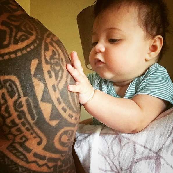Jasmine loves playing with her dad&rsquo;s tattoos!