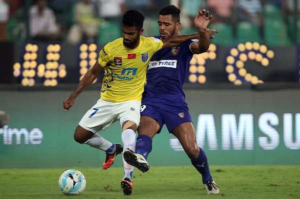 Raphael Augusto tries to get the ball off Mohammed Rafique (Picture Courtesy ISL)