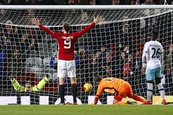 United sweep past West Ham, Arsenal ousted by Southampton