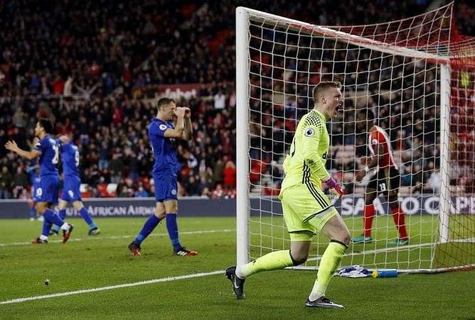 Defoe strikes as Sunderland continue Leicester woe