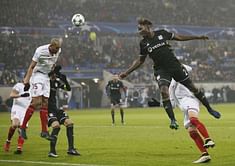 Cool Sevilla hold off Lyon to reach last 16
