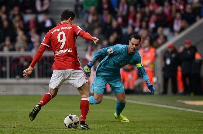 Lewandowski helps Bayern back to top as Leipzig lose