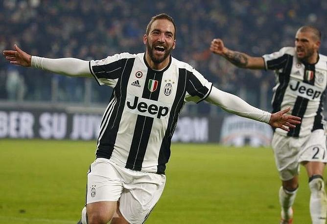 Higuain strikes again as Juve beat Roma in crunch match