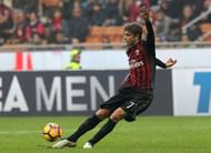 MILAN, ITALY - OCTOBER 30: Manuel Locatelli of AC Milan in action during the Serie A match between AC Milan and Pescara Calcio at Stadio Giuseppe Meazza on October 30, 2016 in Milan, Italy. (Photo by Marco Luzzani/Getty Images)