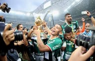 SAO PAULO, BRAZIL - NOVEMBER 27: Gabriel Jesus of Palmeiras celebrates with the trophy after winning the match between Palmeiras and Chapecoense for the Brazilian Series A 2016 at Allianz Parque on November 27, 2016 in Sao Paulo, Brazil. (Photo by Friedemann Vogel/Getty Images)
