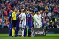 BARCELONA, SPAIN - DECEMBER 03: Players and officials observe a minutes silence for the victims of the plane crash involving the Brazilian club Chapecoense prior the La Liga match between FC Barcelona and Real Madrid CF at Camp Nou on December 3, 2016 in Barcelona, Spain. (Photo by David Ramos/Getty Images)