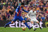 BARCELONA, SPAIN - DECEMBER 03: Andre Gomes of Barcelona and Luka Modric of Real Madrid compete for the ball during the La Liga match between FC Barcelona and Real Madrid CF at Camp Nou on December 3, 2016 in Barcelona, Spain. (Photo by David Ramos/Getty Images)