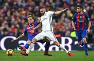 BARCELONA, SPAIN - DECEMBER 03: Karim Benzema of Real Madrid and Ivan Rakitic of Barcelona compete for the ball during the La Liga match between FC Barcelona and Real Madrid CF at Camp Nou on December 3, 2016 in Barcelona, Spain. (Photo by David Ramos/Getty Images)