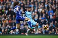 MANCHESTER, ENGLAND - DECEMBER 03: Sergio Aguero of Manchester City and David Luiz of Chelsea compete for the ball during the Premier League match between Manchester City and Chelsea at Etihad Stadium on December 3, 2016 in Manchester, England. (Photo by Clive Brunskill/Getty Images)
