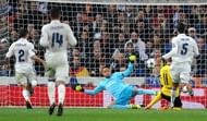 MADRID, SPAIN - DECEMBER 07: Marco Reus of Borussia Dortmund (R) scores his sides second goal during the UEFA Champions League Group F match between Real Madrid CF and Borussia Dortmund at the Bernabeu on December 7, 2016 in Madrid, Spain. (Photo by Denis Doyle/Getty Images)