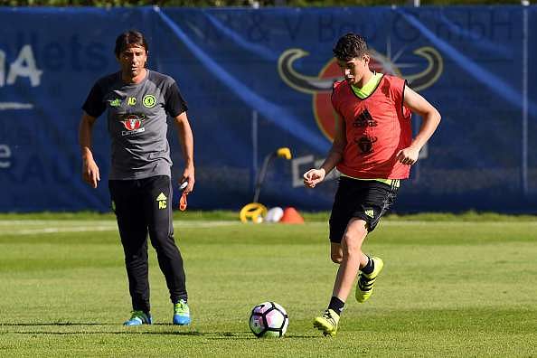 Antonio Conte wants two new Chelsea signings with earnings from Oscar's transfer