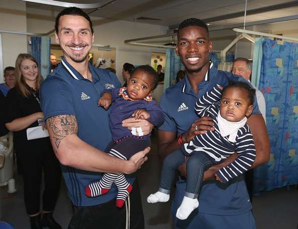 Manchester United players bring Christmas cheer to kids at Manchester hospitals and hospice
