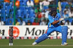 MS Dhoni gets bowled, India still gets a boundary