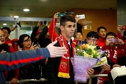 Shanghai SIPG fans cheer as Oscar arrives in China